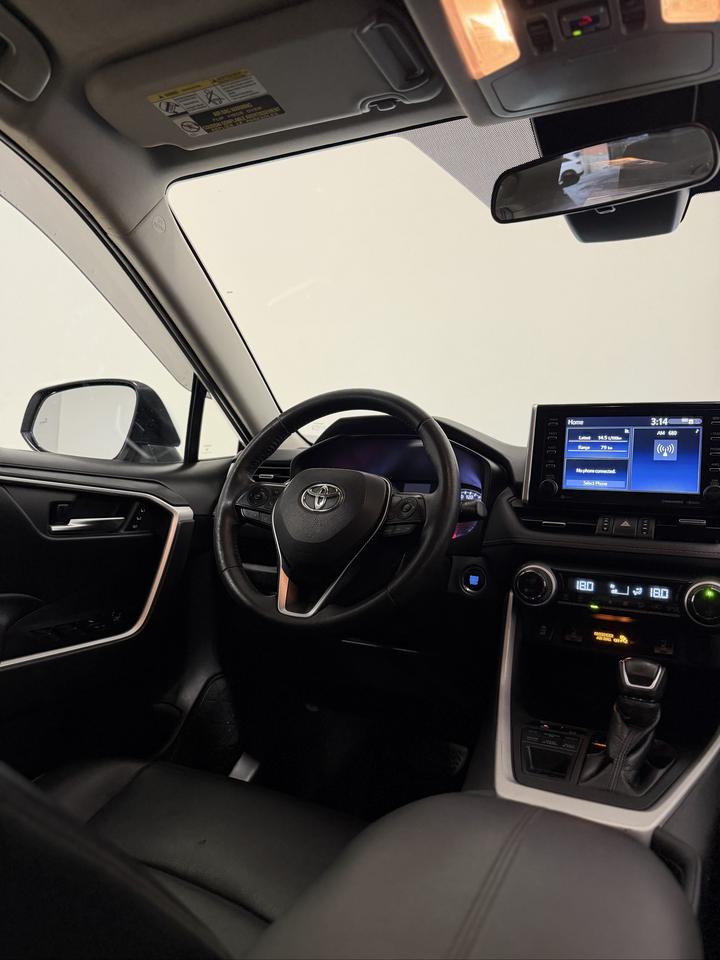 2020 Toyota RAV4 XLE | LEATHER | ROOF | AWD Photo