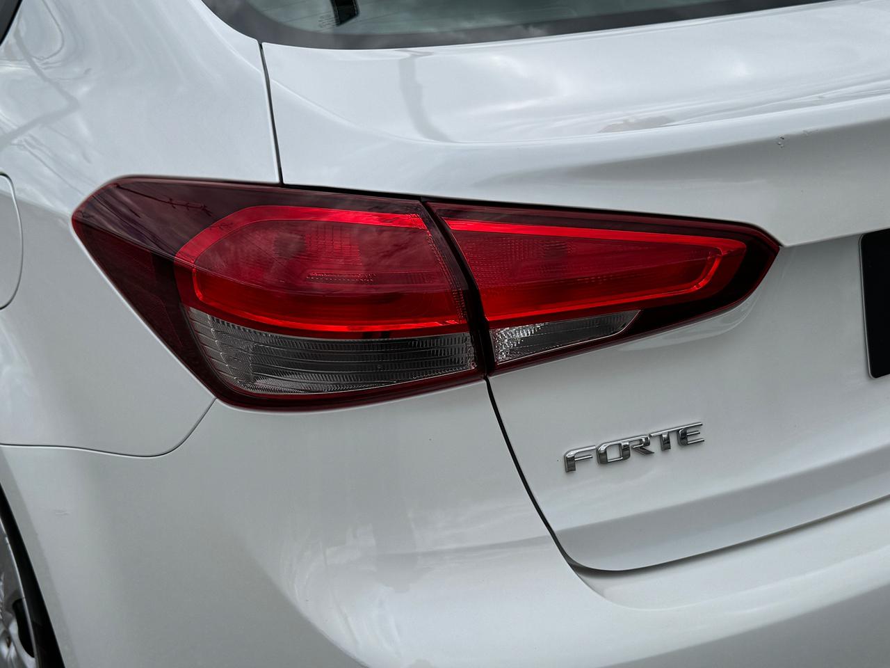 2017 Kia Forte LX+CLEAN CARFAX+ApplePlay+Camera+Heated Seats Photo