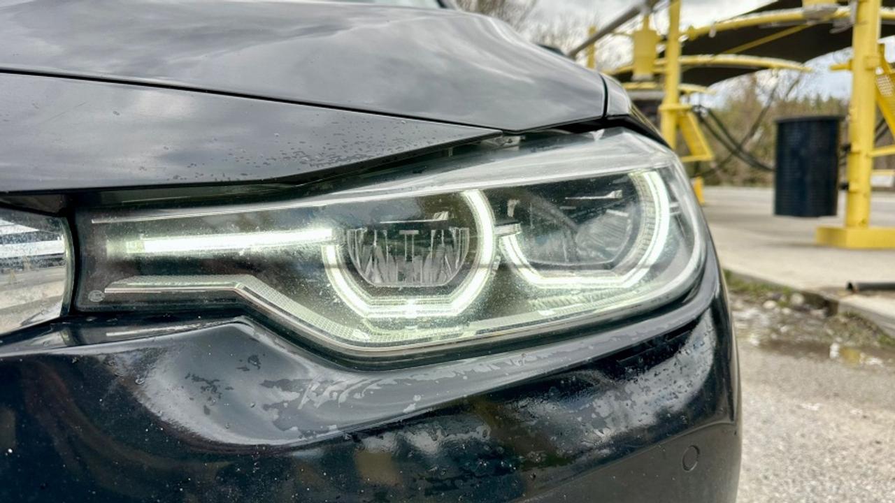 2017 BMW 3 Series 330i xDrive Photo