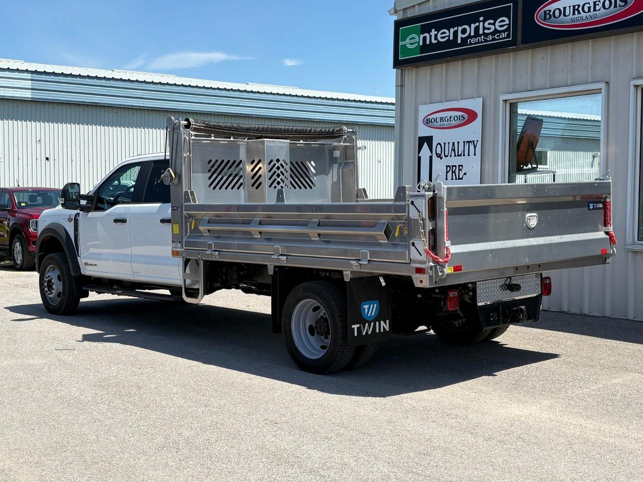 2026 Ford F-550 Super Duty DRW XL 4WD Crew Cab 203" WB 84" CA Photo