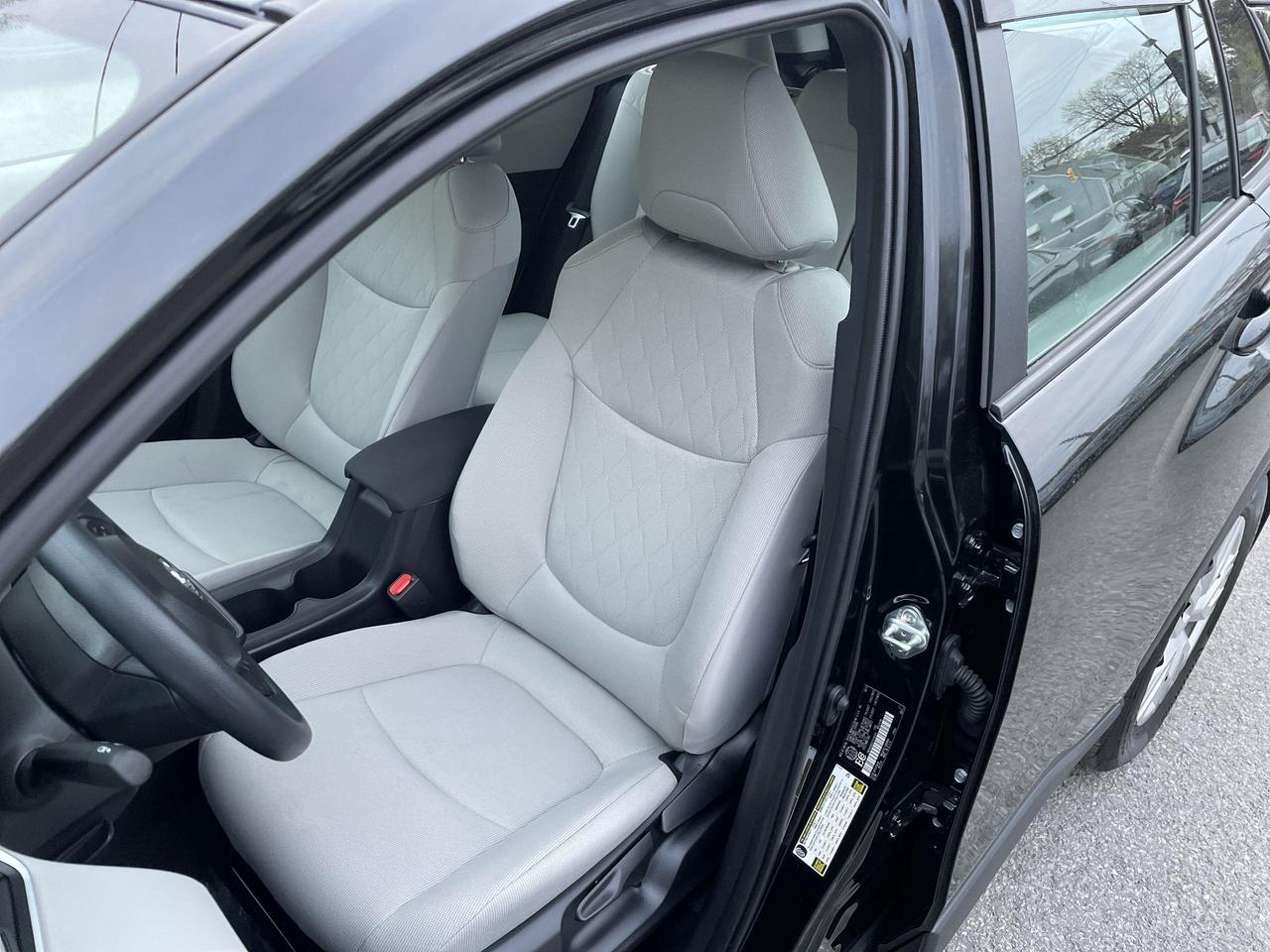 2026 Toyota Corolla Cross L LIKE NEW!!  ONLY 6,100KMS, AWD, HTD.SEATS, BLIS, Photo