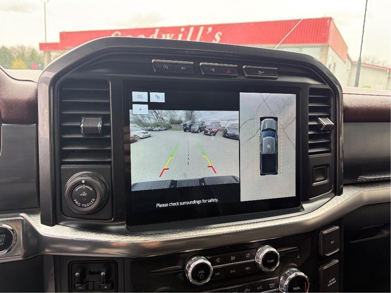 2022 Ford F-150 LARIAT, SUNROOF, POWER RUNNING BOARDS & TAILGATE! Photo
