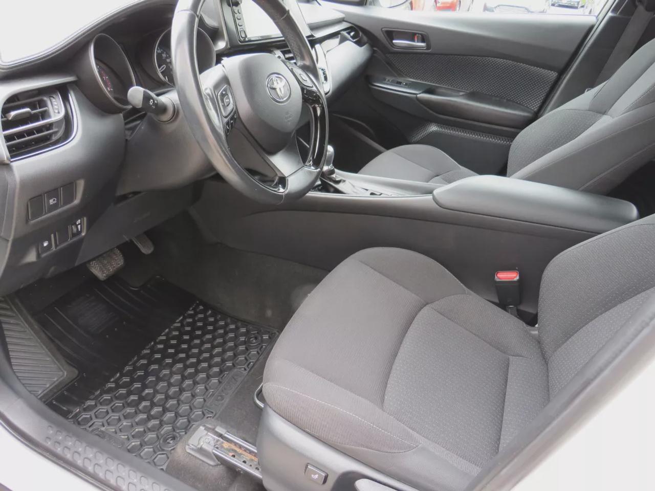 2018 Toyota C-HR XLE | Clean Title No Accidents | Alloy Rims | Heated Seats | Push Button Start | Digital Touchscreen | Dual Climate | Photo