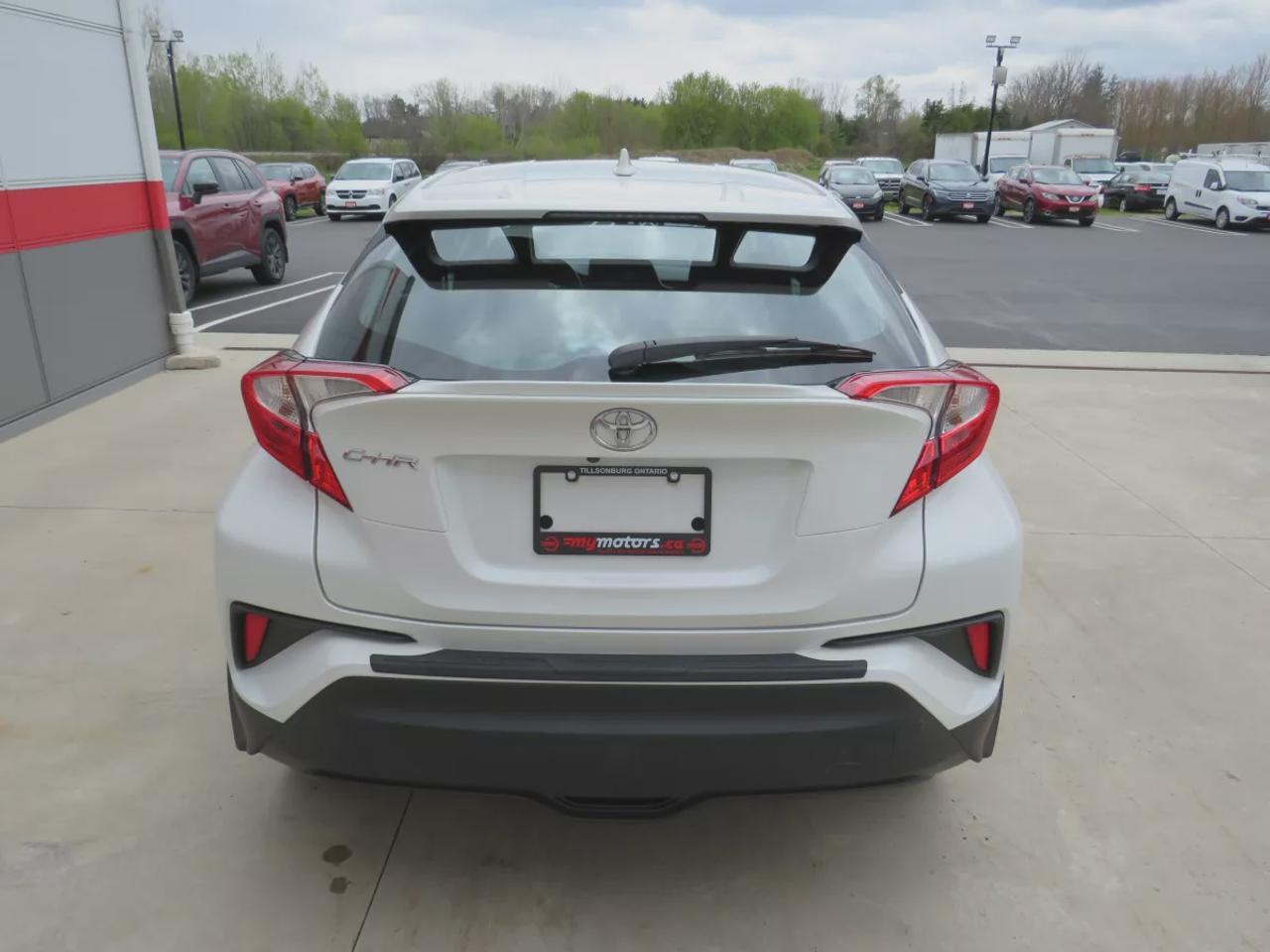 2018 Toyota C-HR XLE | Clean Title No Accidents | Alloy Rims | Heated Seats | Push Button Start | Digital Touchscreen | Dual Climate | Photo