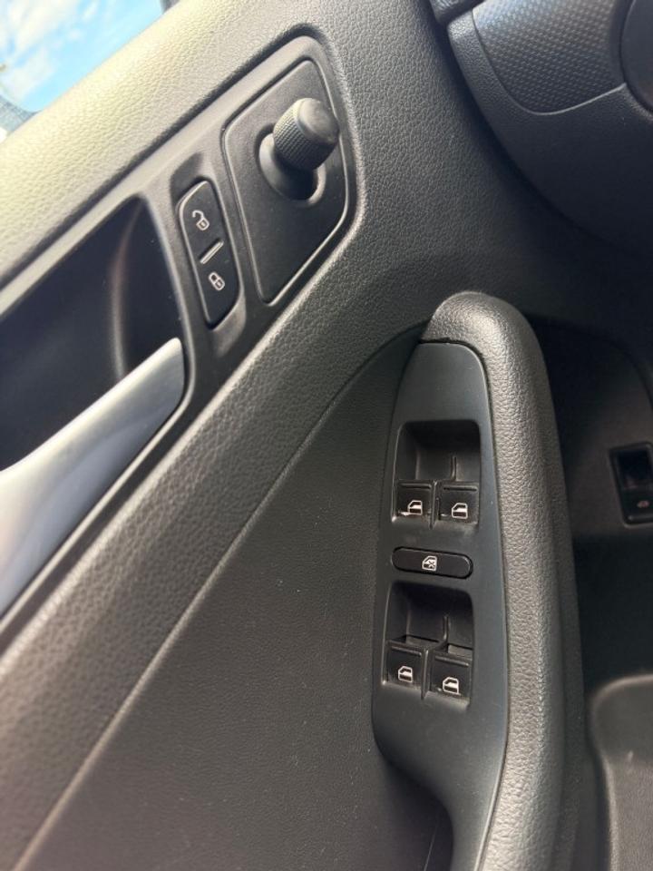 2013 Volkswagen Jetta Sedan 4dr 2.5L  Sportline Photo