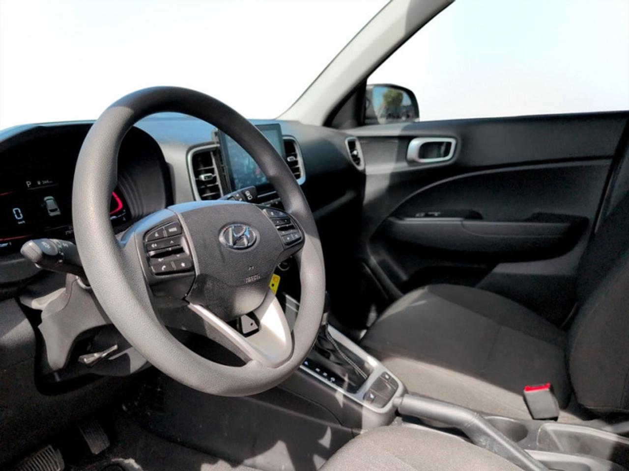 2023 Hyundai Venue Essential  *CLEAN CARFAX - LOW KMS* Photo