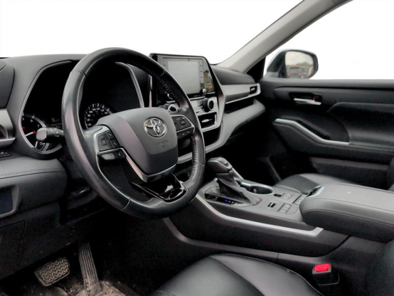 2021 Toyota Highlander XLE  **LOW KMS - CLEAN CARFAX** Photo