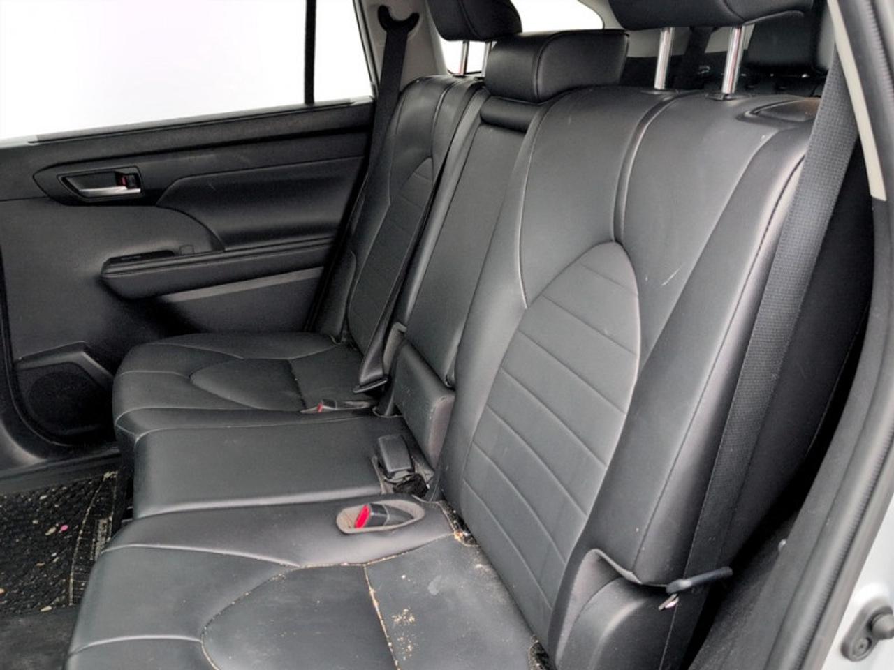 2021 Toyota Highlander XLE  **LOW KMS - CLEAN CARFAX** Photo