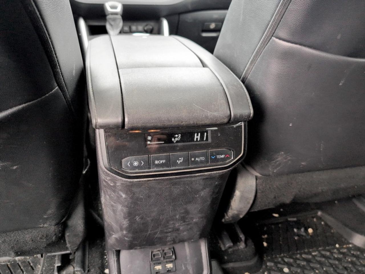 2021 Toyota Highlander XLE  **LOW KMS - CLEAN CARFAX** Photo