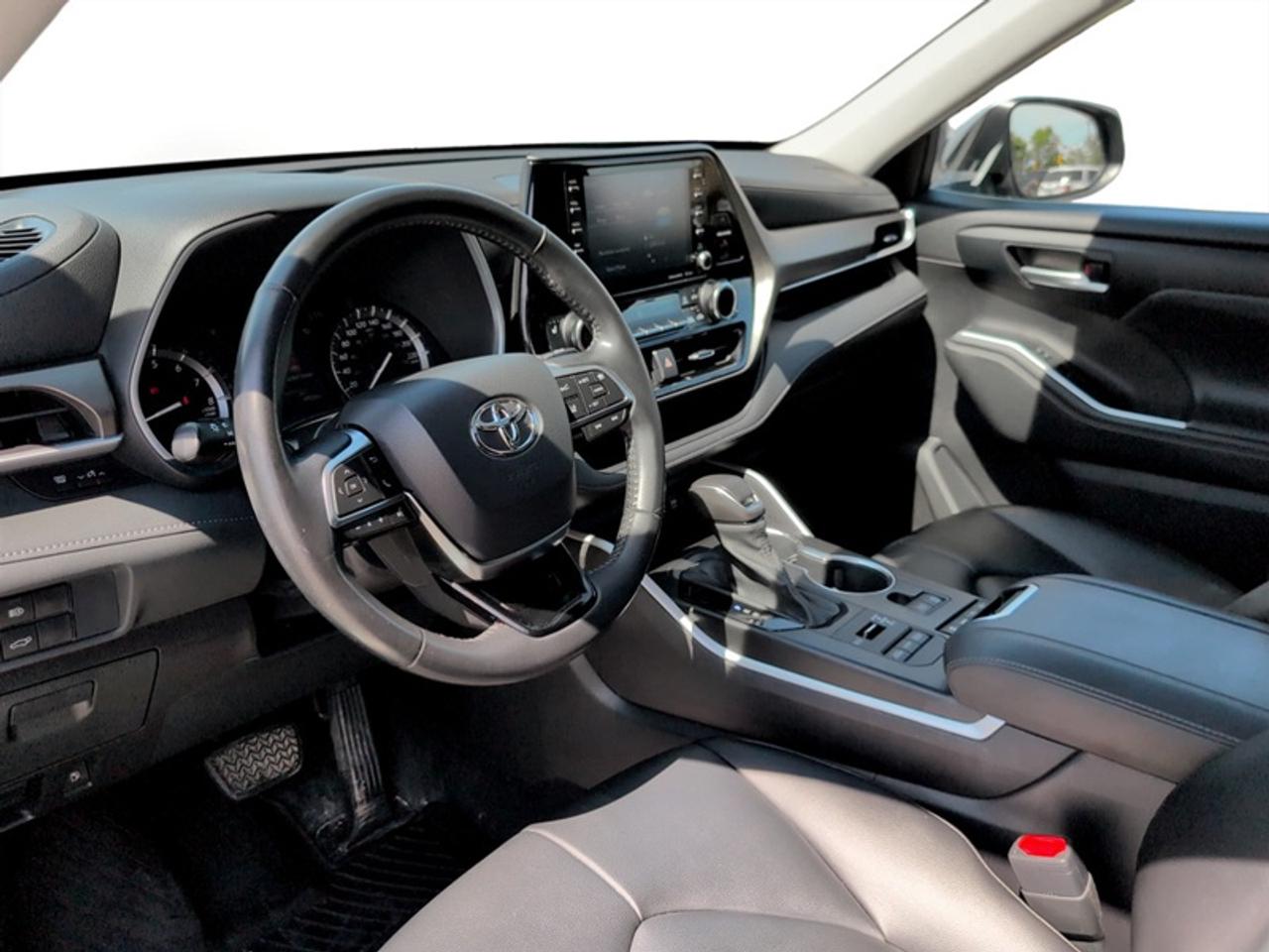 2021 Toyota Highlander XLE  **LOW KMS - CLEAN CARFAX** Photo