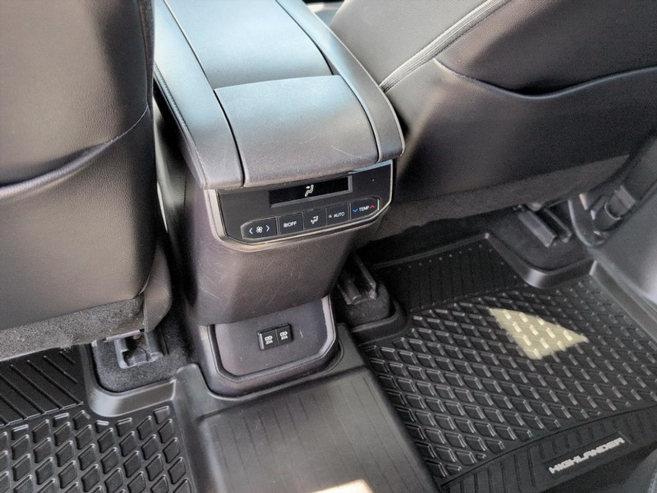 2021 Toyota Highlander XLE  **LOW KMS - CLEAN CARFAX** Photo