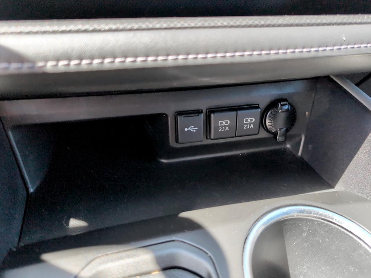 2021 Toyota Highlander XLE  **LOW KMS - CLEAN CARFAX** Photo