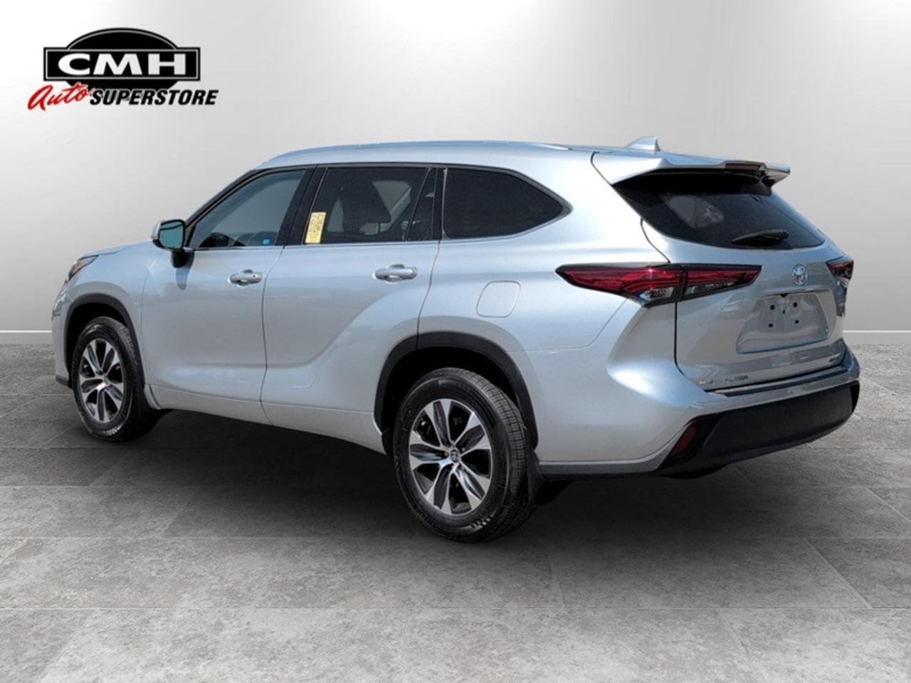 2021 Toyota Highlander XLE  **LOW KMS - CLEAN CARFAX** Photo1