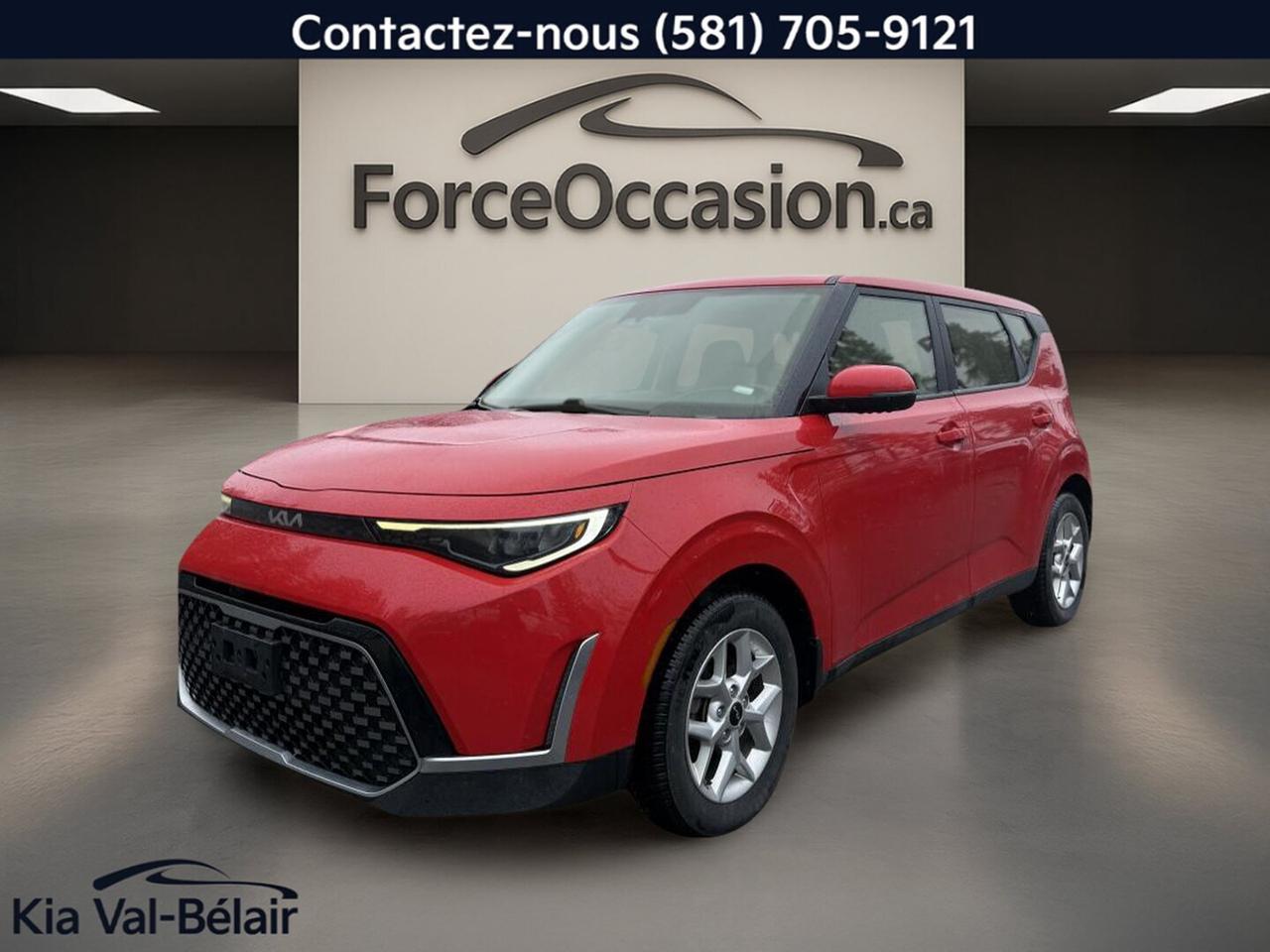 Jamais accidenté // Un seul propriétaire // Inspecté en 135 points

Le Kia Soul EX 2023 usagé se démarque par son format pratique, sa silhouette facile à repérer et son équipement bien choisi pour le quotidien. Cet exemplaire rouge à intérieur noir, situé à Québec chez Kia Val-Bélair, affiche 81 475 km, un moteur de 2,0 litres à essence et une transmission CVT.

CARACTÉRISTIQUES DU SOUL EX * VOLANT CHAUFF * CAMÉRA * CARPLAY * CRUISE * A/C *
»» Volant chauffant pratique durant lhiver québécois
»» Caméra de recul utile au stationnement quotidien
»» Apple CarPlay pour accès simplifié aux applications
»» Régulateur de vitesse pratique sur longs trajets

CARACTÉRISTIQUES DE SÉCURITÉ AVANCÉES
»» Avertissement de sortie de voie inclus
»» Surveillance des angles morts intégrée
»» Caméra de recul pour manoeuvres arrière
»» Coussins gonflables latéraux et de tête

PERFORMANCE ET EFFICACITÉ
»» Moteur 2,0 litres à essence
»» Transmission à variation continue CVT
»» Traction avant pour conduite prévisible
»» Contrôle de stabilité et freins ABS

CONFORT
»» Sièges avant chauffants pour temps froid
»» Climatisation avant pour confort quotidien
»» Volant en cuir avec réglage
»» Vitres électriques et rétroviseurs électriques

TECHNOLOGIE ET CONNECTIVITÉ
»» Intégration Bluetooth pour appels mains libres
»» Commandes audio pratiques au volant
»» Apple CarPlay mentionné sur ce véhicule
»» Phares automatiques et éclairage ambiant

ESPACE DE CHARGEMENT
»» Accès au coffre arrière pratique
»» Couvre-bagage inclus pour plus de discrétion
»» Banquette arrière utile pour objets variés
»» Format pratique pour usage urbain quotidien

APPRÉCIÉ DES AUTRES PROPRIÉTAIRES
»» Position de conduite haute et dégagement apprécié
»» Format maniable facile à stationner en ville
»» Habitacle pratique pour usage de tous les jours
»» Bonne visibilité générale au quotidien

GARANTIE
»» Garantie légale seulement
»» Garantie dusage
»» Garantie de durée raisonnable
»» Garantie contre les vices cachés

Avec ses 4 portes, son habitacle noir, ses rétroviseurs chauffants, ses vitres teintées et ses fonctions recherchées comme le volant chauffant, la caméra de recul et les sièges avant chauffants, ce Kia Soul EX 2023 offre une combinaison intéressante pour les déplacements quotidiens à Québec.

Il ajoute aussi des éléments utiles comme les serrures de sécurité enfant, le verrouillage automatique des portes, le dégivreur de vitre arrière, les rétroviseurs avec clignotants intégrés et la surveillance de la pression des pneus. Son moteur 2,0 litres sans plomb vise une conduite simple et constante.

Ce modèle convient bien à lacheteur qui cherche un véhicule usagé au style distinctif, avec des équipements concrets et faciles à apprécier chaque jour. Chez Kia Val-Bélair, ce Kia Soul EX 2023 présente une fiche claire, avec des caractéristiques utiles et bien adaptées à la réalité dici.

Le NIV de ce Kia Soul EX * VOLANT CHAUFF * CAMÉRA * CARPLAY * CRUISE * A/C * 2023 est le KNDJ33AU5P7214448 .

Garantie prolongée disponible, livraison en 48h