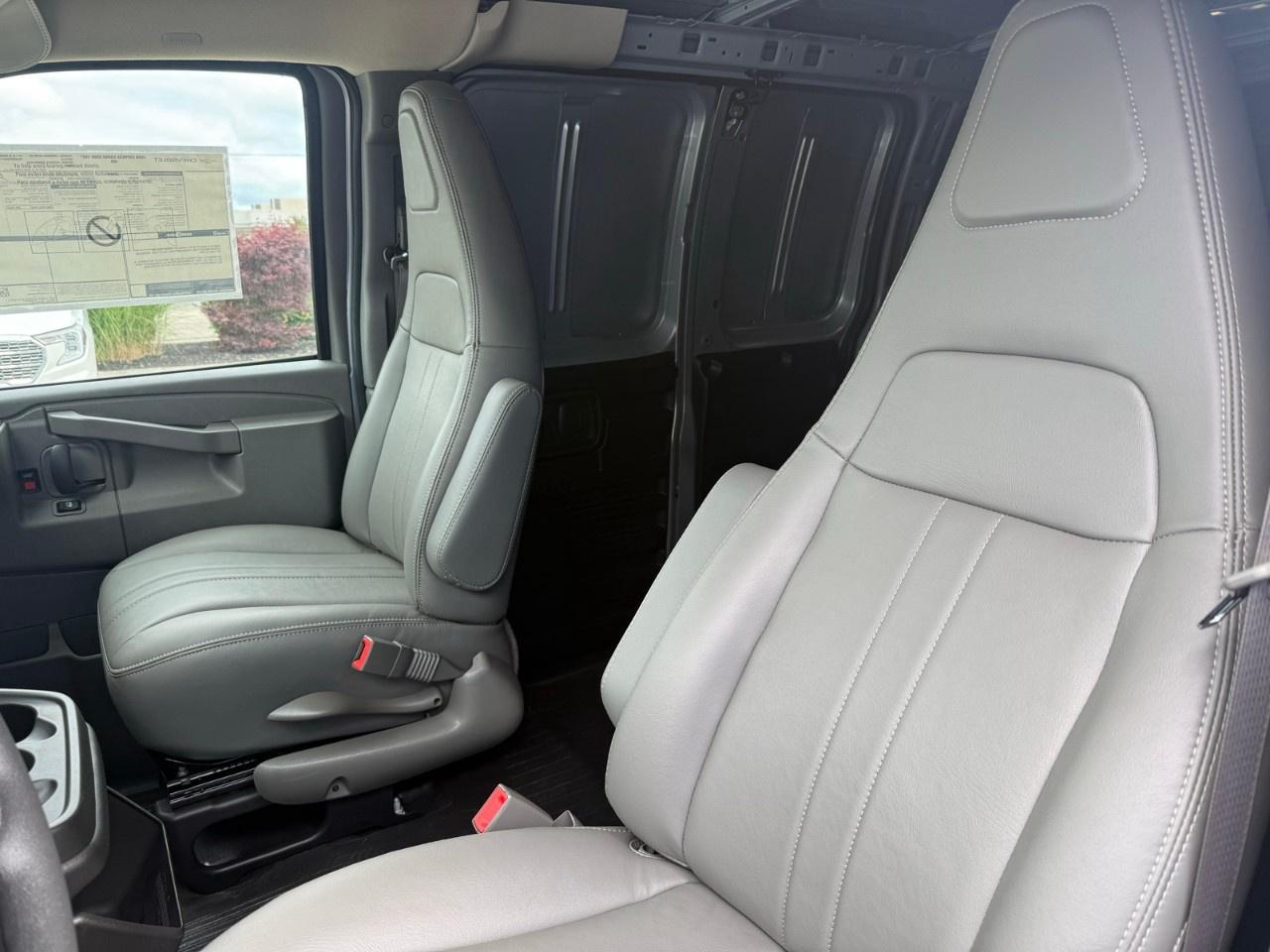 2026 Chevrolet Express Cargo Van 2500 Extended Wheelbase Rear-Wheel Drive Photo4