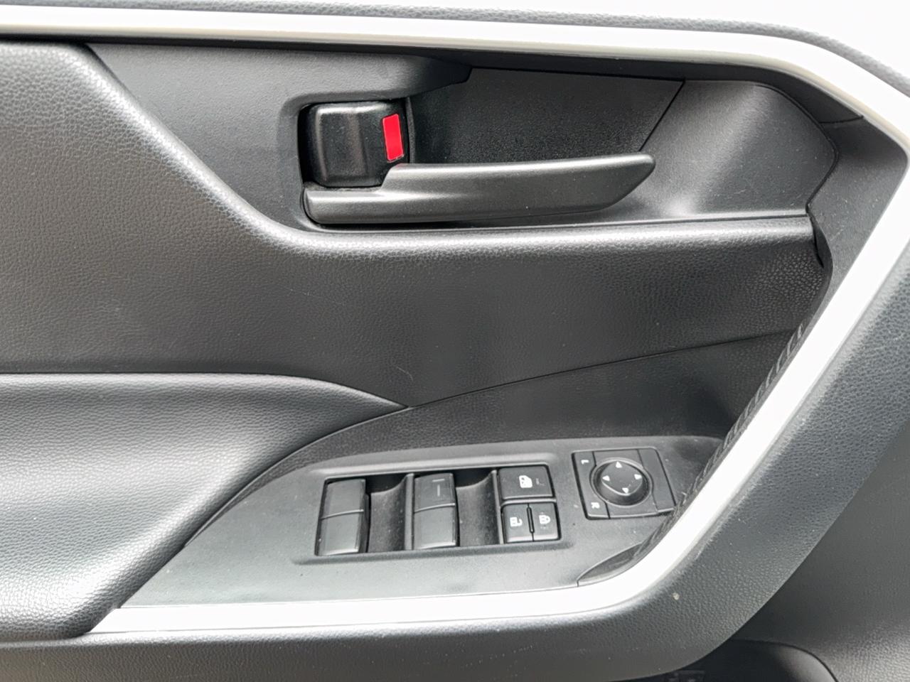 2025 Toyota RAV4 LE Photo