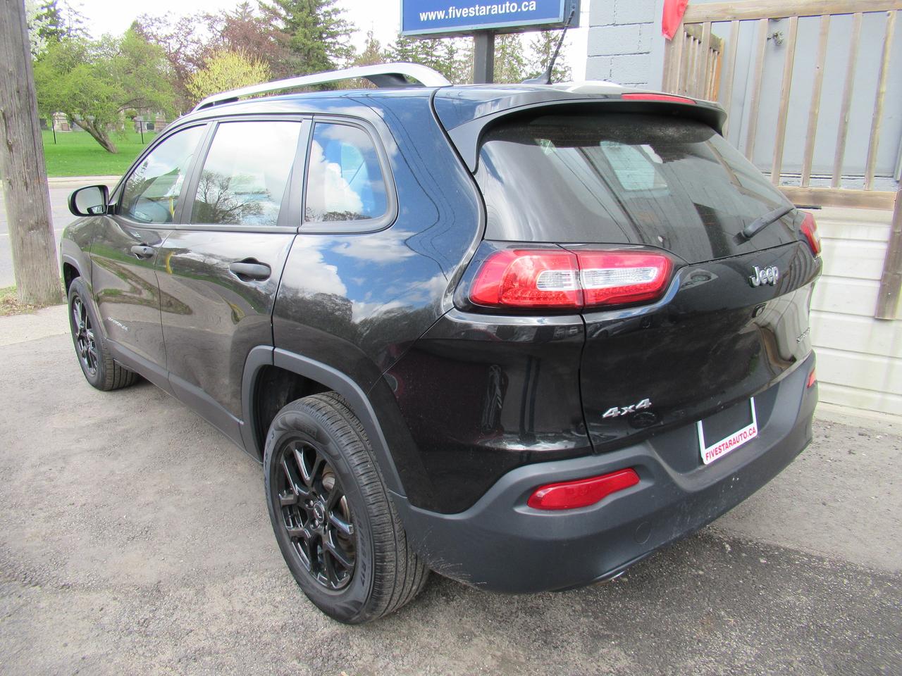 2014 Jeep Cherokee Sport Photo