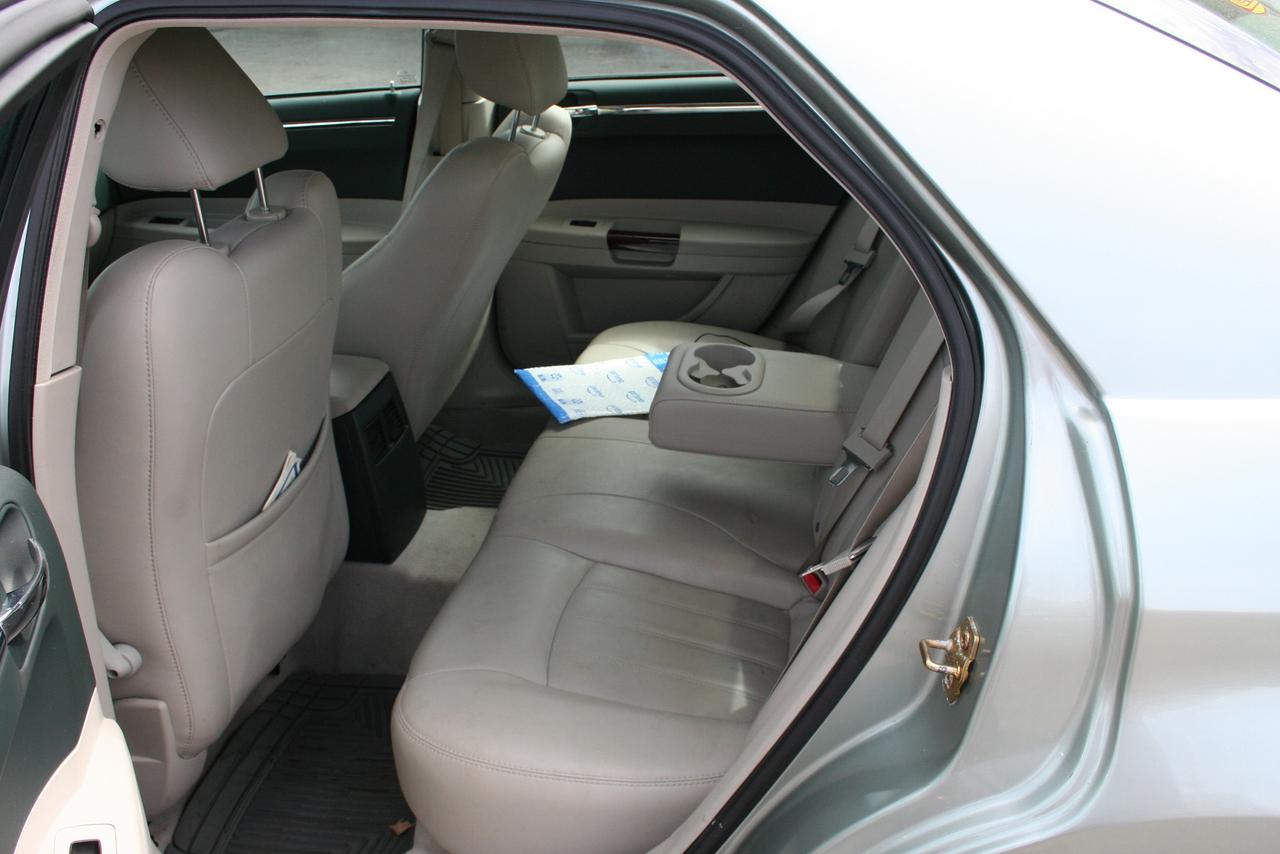 2005 Chrysler 300 300C Photo