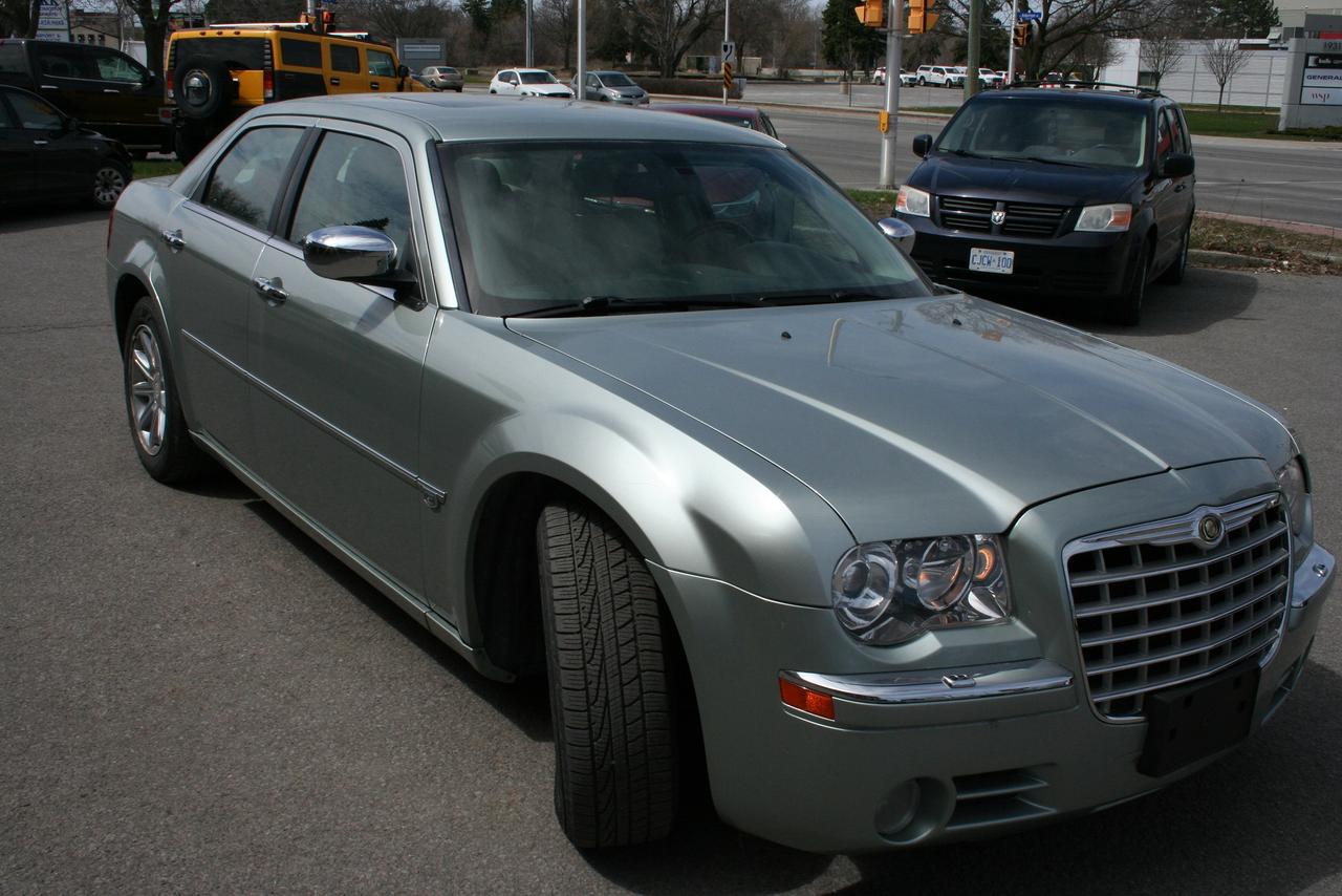 2005 Chrysler 300 300C Photo