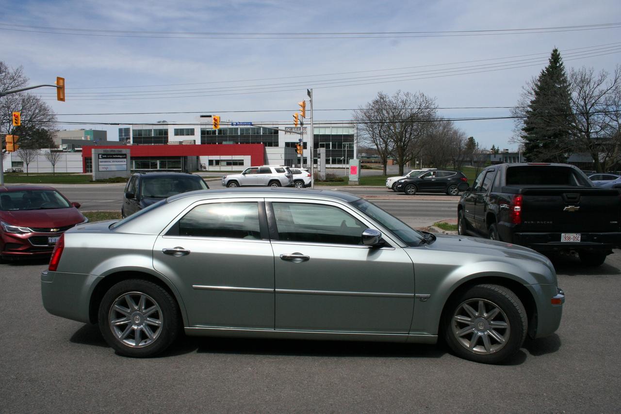 2005 Chrysler 300 300C Photo