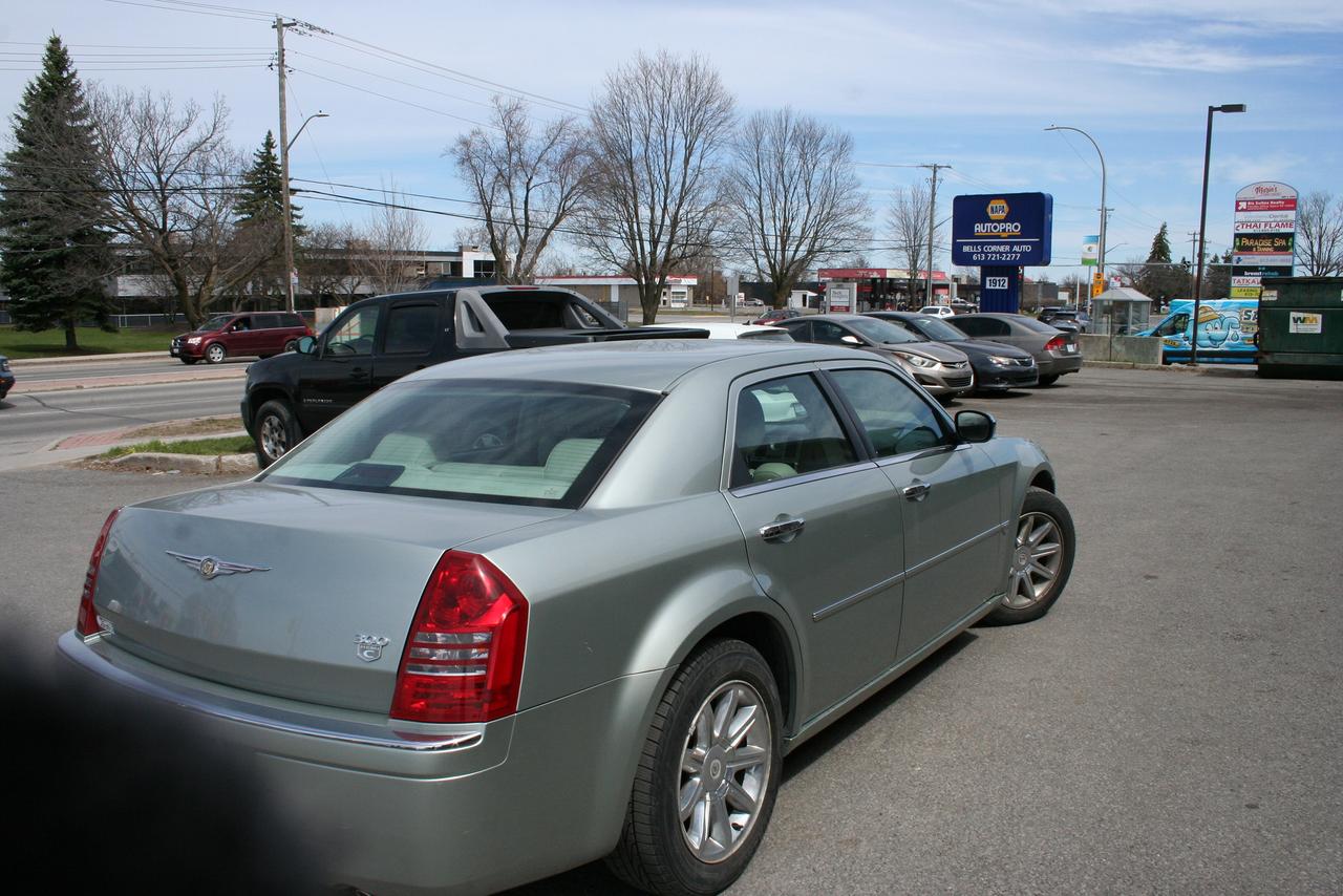 2005 Chrysler 300 300C Photo