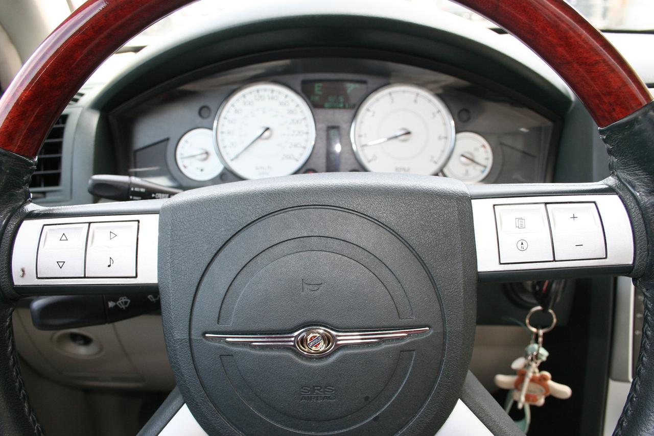 2005 Chrysler 300 300C Photo