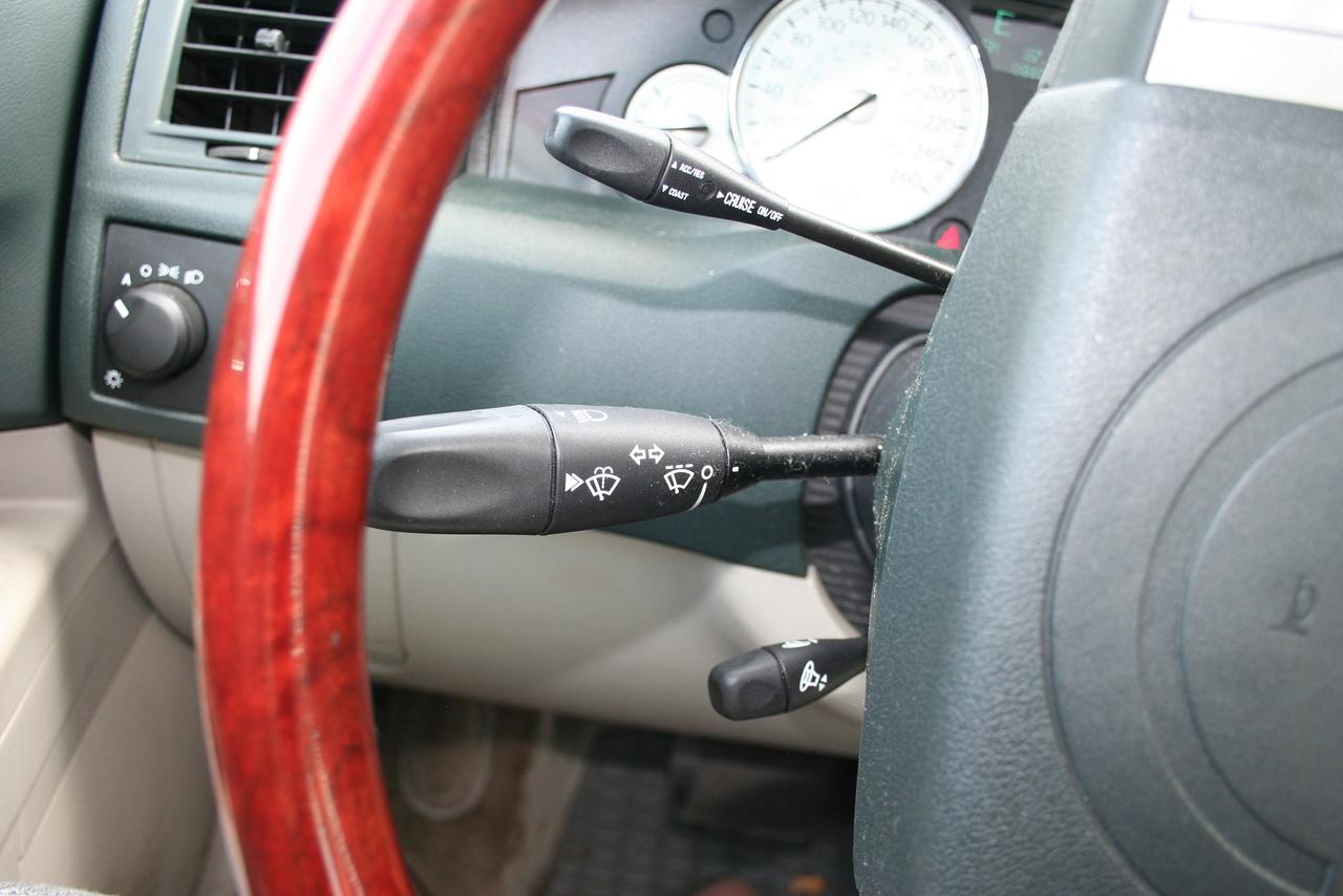 2005 Chrysler 300 300C Photo