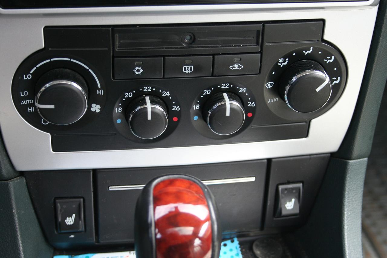 2005 Chrysler 300 300C Photo