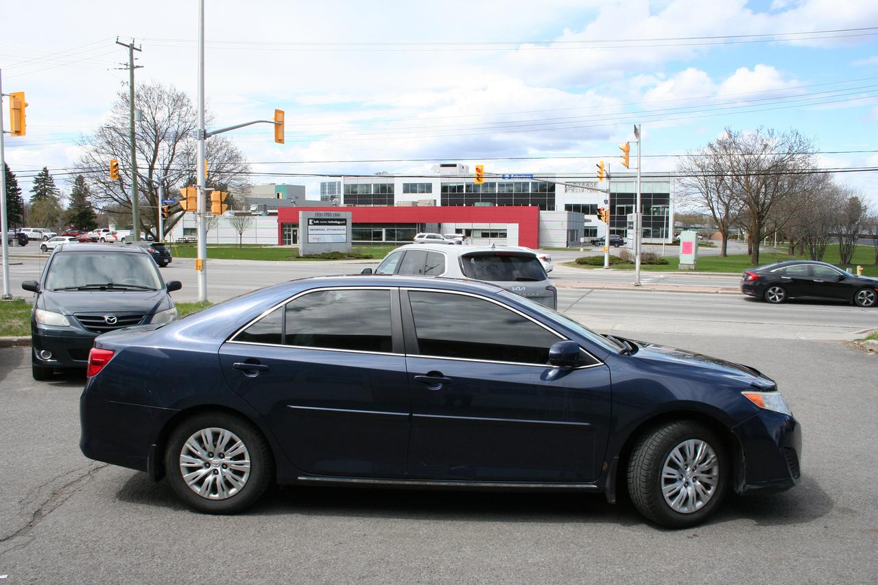 2014 Toyota Camry LE Photo3