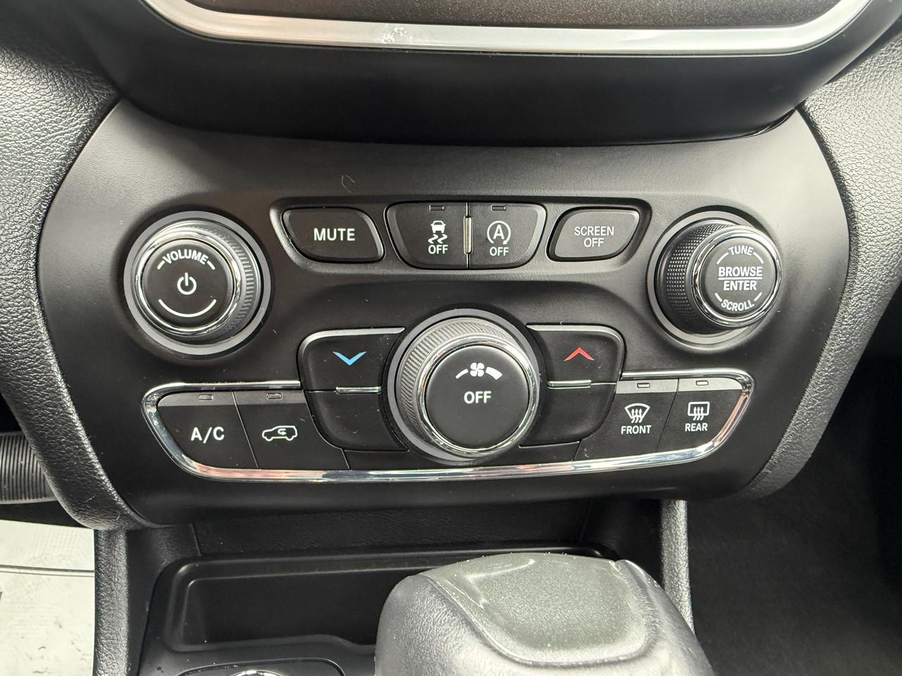 2019 Jeep Cherokee Trailhawk Photo