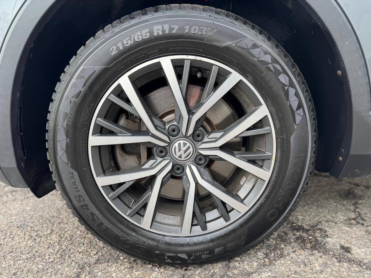 2018 Volkswagen Tiguan Comfortline 7 Passenger | AWD | Accident Free | Leather | Sunroof | Apple Car Play | Android Auto Photo