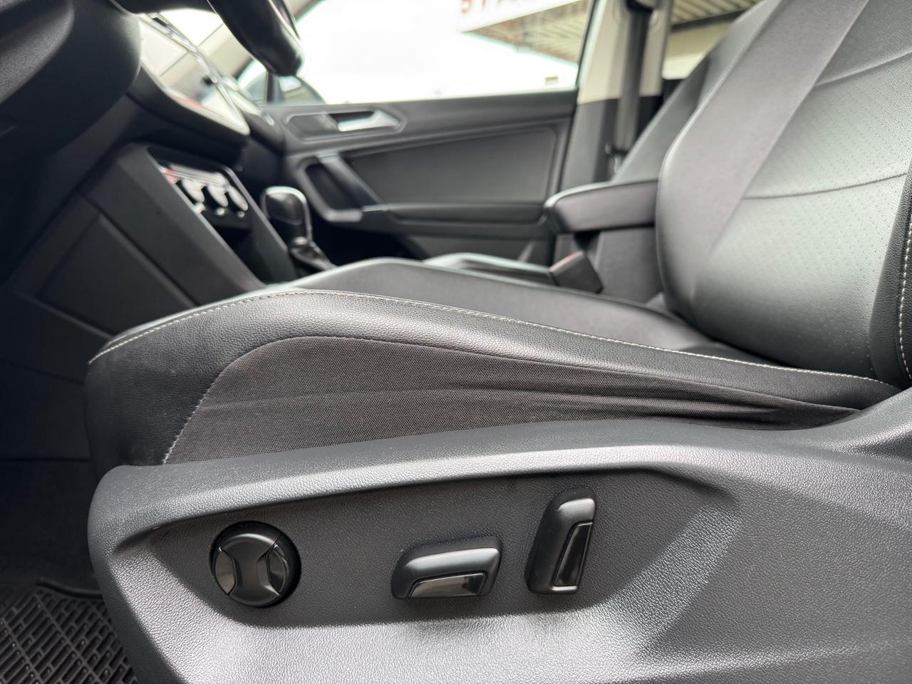 2018 Volkswagen Tiguan Comfortline 7 Passenger | AWD | Accident Free | Leather | Sunroof | Apple Car Play | Android Auto Photo