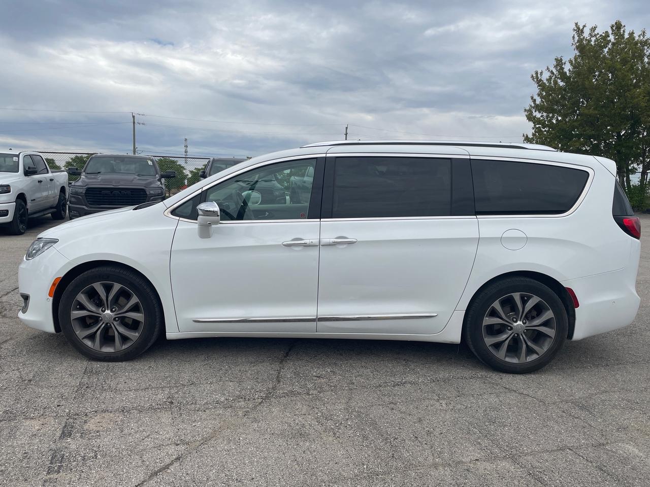 2018 Chrysler Pacifica Limited HEATED/VENTED LEATHER SEATS | APPLE CARPLAY/ANDROI Photo
