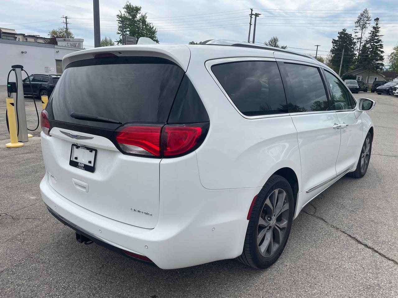 2018 Chrysler Pacifica Limited HEATED/VENTED LEATHER SEATS | APPLE CARPLAY/ANDROI Photo