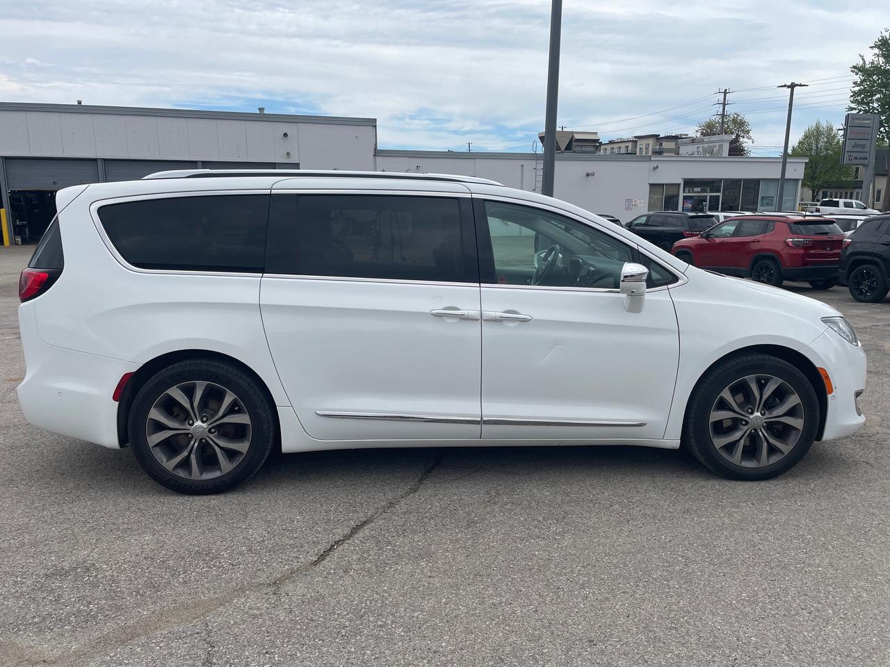 2018 Chrysler Pacifica Limited HEATED/VENTED LEATHER SEATS | APPLE CARPLAY/ANDROI Photo