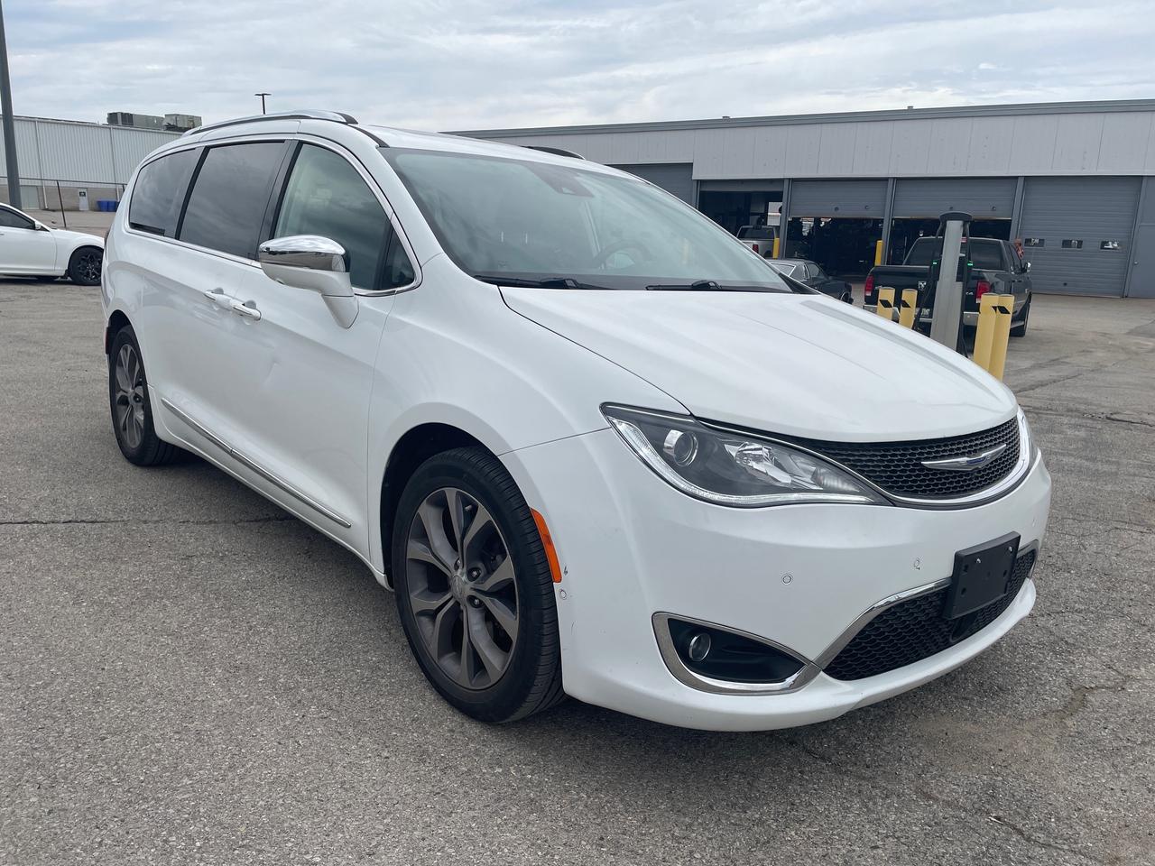 2018 Chrysler Pacifica Limited HEATED/VENTED LEATHER SEATS | APPLE CARPLAY/ANDROI Photo