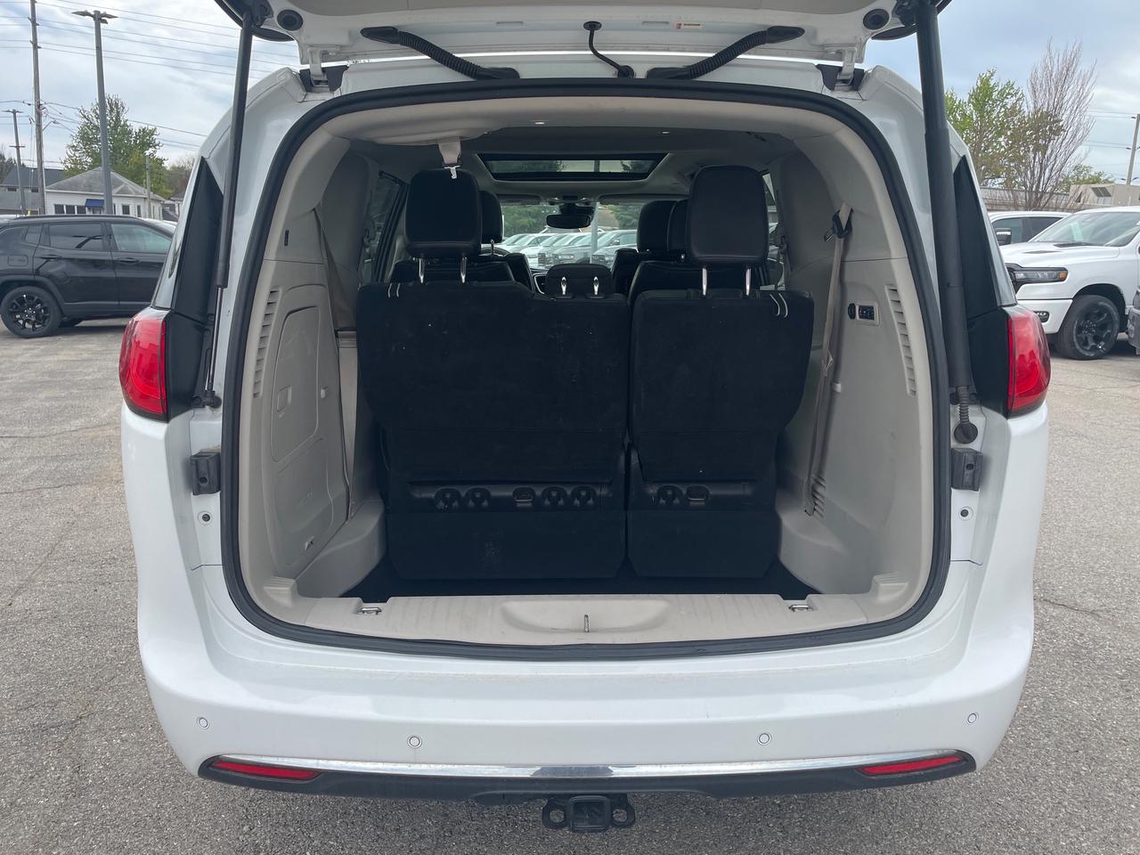 2018 Chrysler Pacifica Limited HEATED/VENTED LEATHER SEATS | APPLE CARPLAY/ANDROI Photo