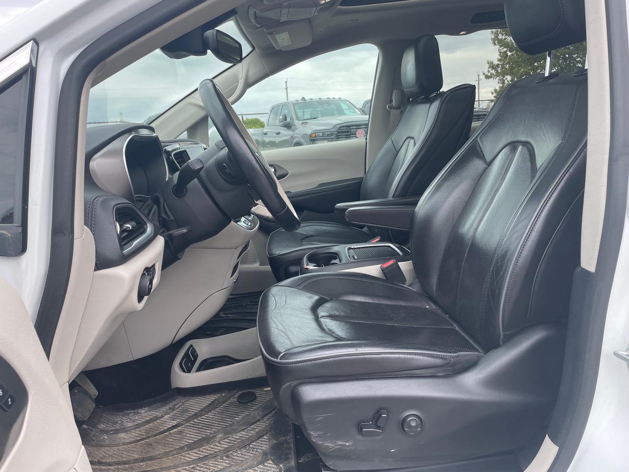 2018 Chrysler Pacifica Limited HEATED/VENTED LEATHER SEATS | APPLE CARPLAY/ANDROI Photo