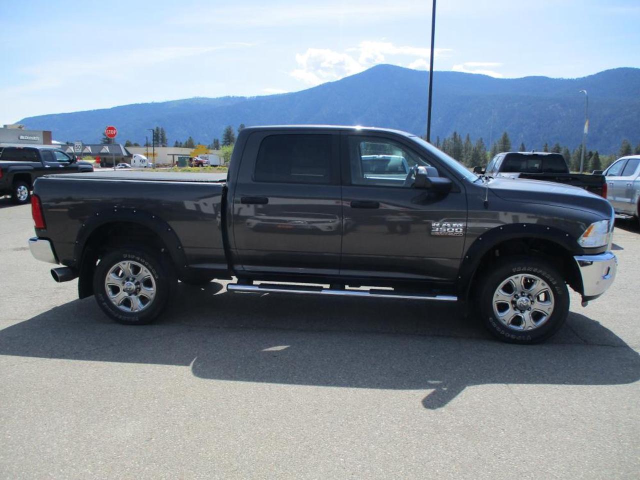 2016 RAM 3500 SLT Crew Cab 4WD - Photo #4