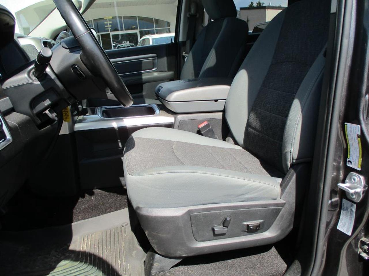 2016 RAM 3500 SLT Crew Cab 4WD - Photo #11