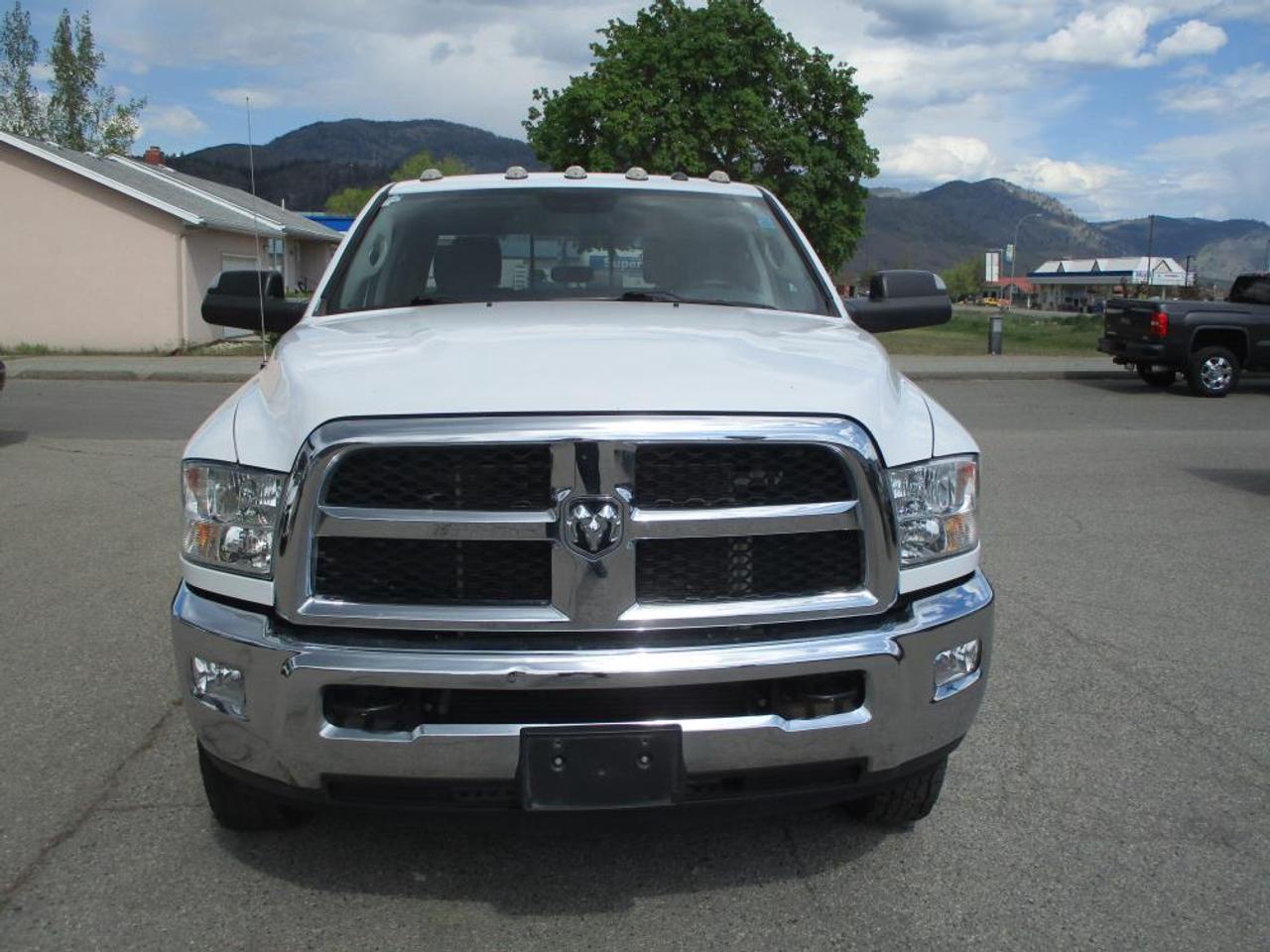 2018 RAM 3500 SLT CREW DUALLY 4X4 - Photo #2