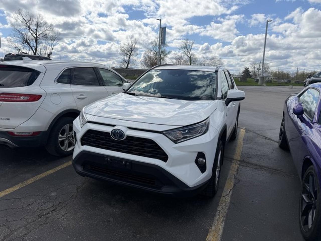 2019 Toyota RAV4 Hybrid XLE AWD | Sunroof | Heated Wheel + Seats | Power Seat | Rear Camera | Alloy Wheels and More ! Photo0