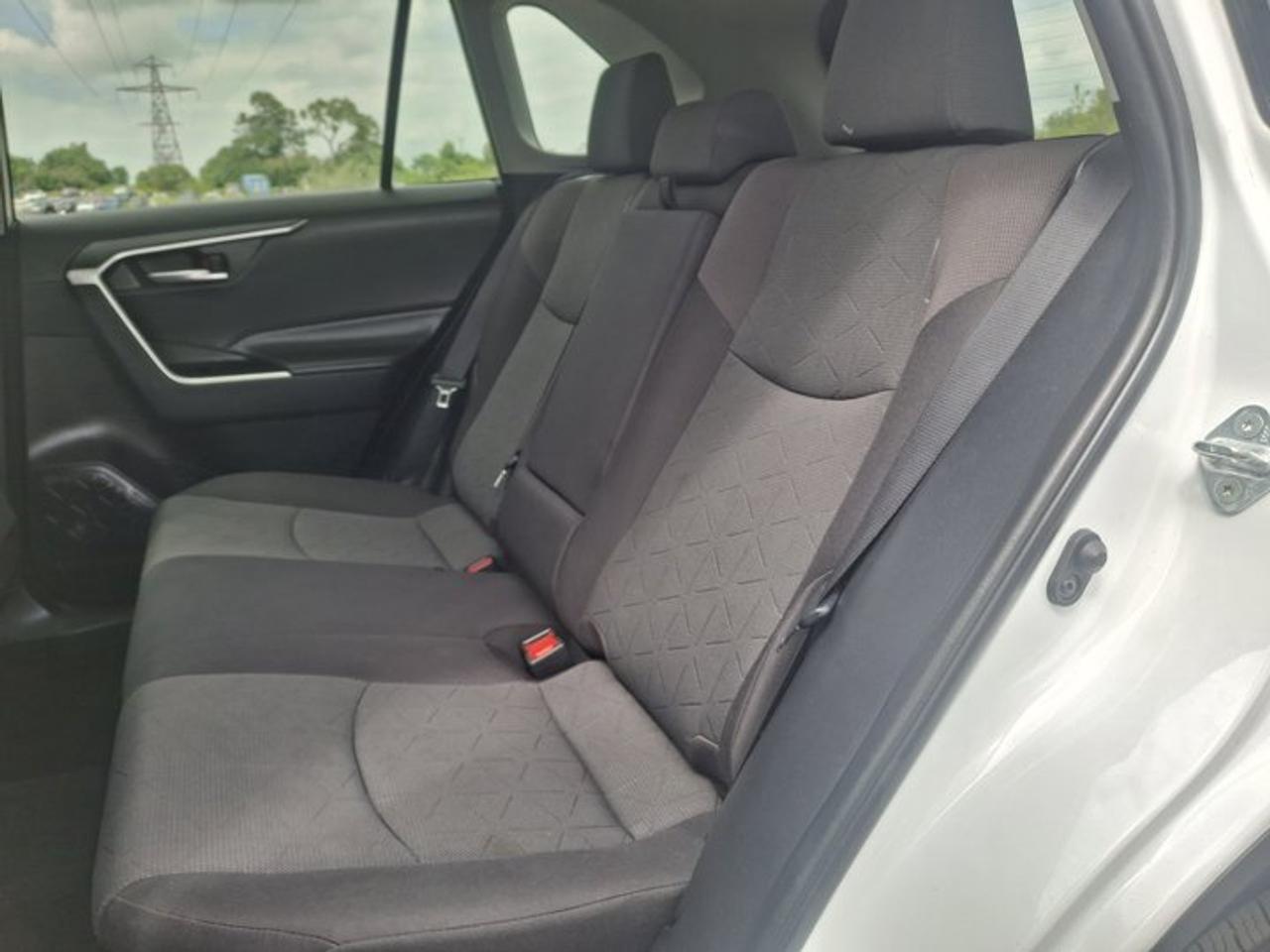 2019 Toyota RAV4 Hybrid XLE AWD | Sunroof | Heated Wheel + Seats | Power Seat | Rear Camera | Alloy Wheels and More ! Photo