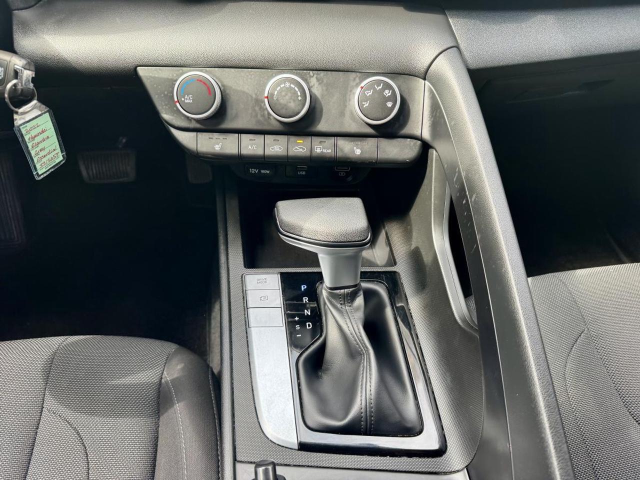 2022 Hyundai Elantra Essential Photo