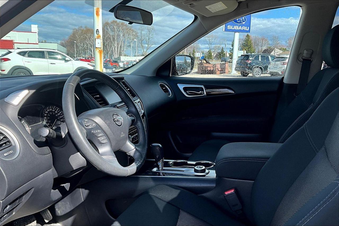 2017 Nissan Pathfinder SV Photo