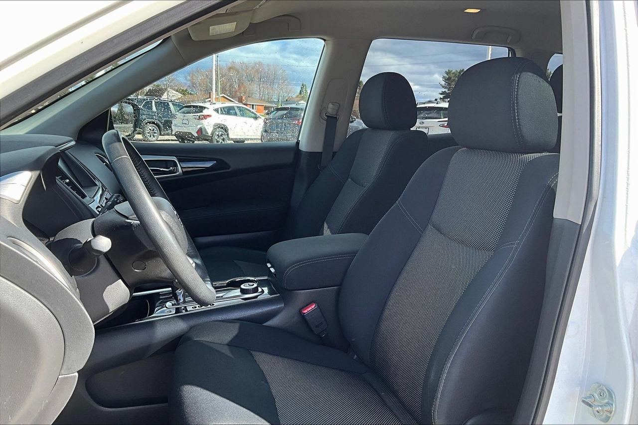 2017 Nissan Pathfinder SV Photo