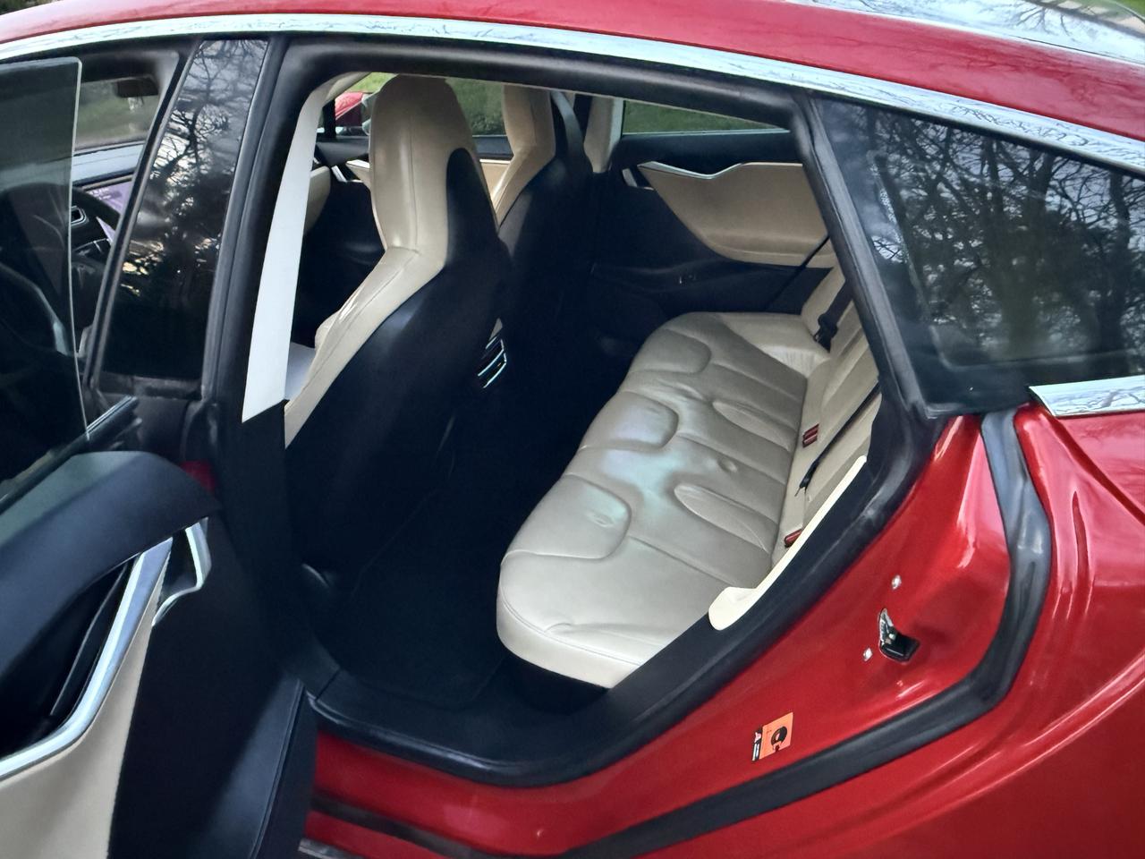 2015 Tesla Model S 85D Photo