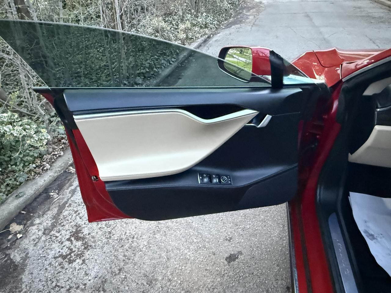 2015 Tesla Model S 85D Photo