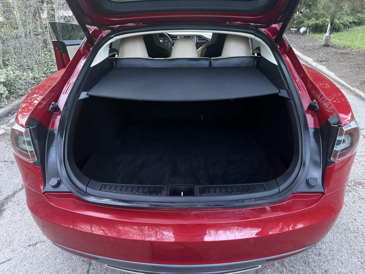2015 Tesla Model S 85D Photo