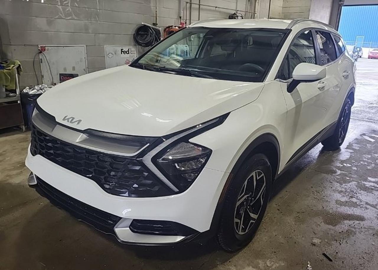 2023 Kia Sportage LX AWD | Heated Seats | CarPlay + Android | Rear Camera | Alloy Wheels and More ! Photo